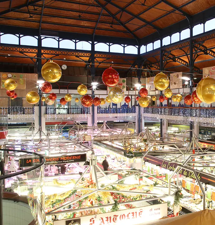 Marché décoré avec des boules géantes suspendues