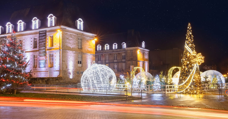 Passage de noel lumineux et sapin lumineux