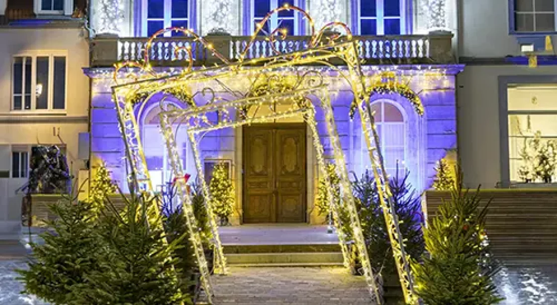 Arches lumineuses sur parvis de mairie